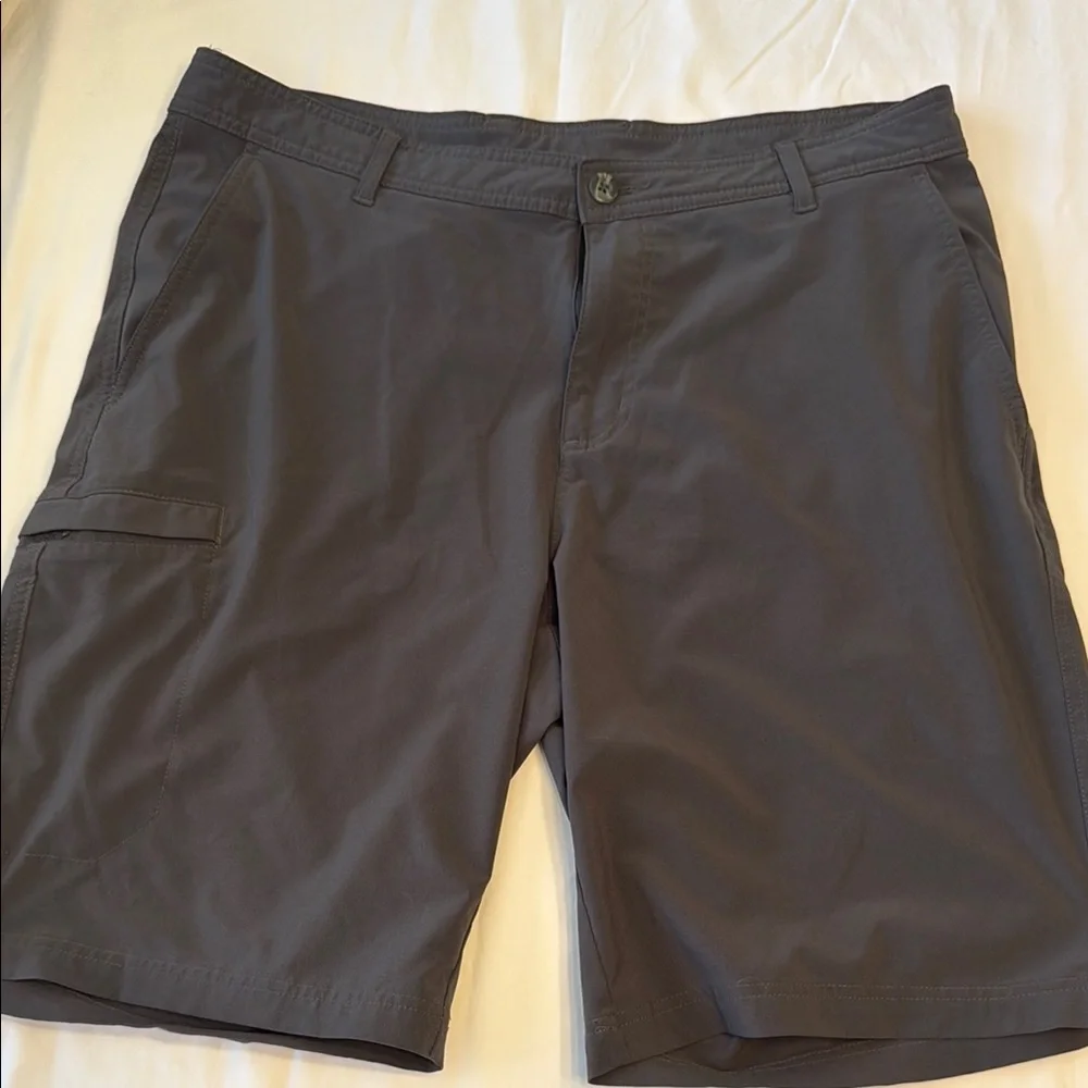 Columbia Green Cargo Shorts with Knee-Length Cut - Picture 1 of 10